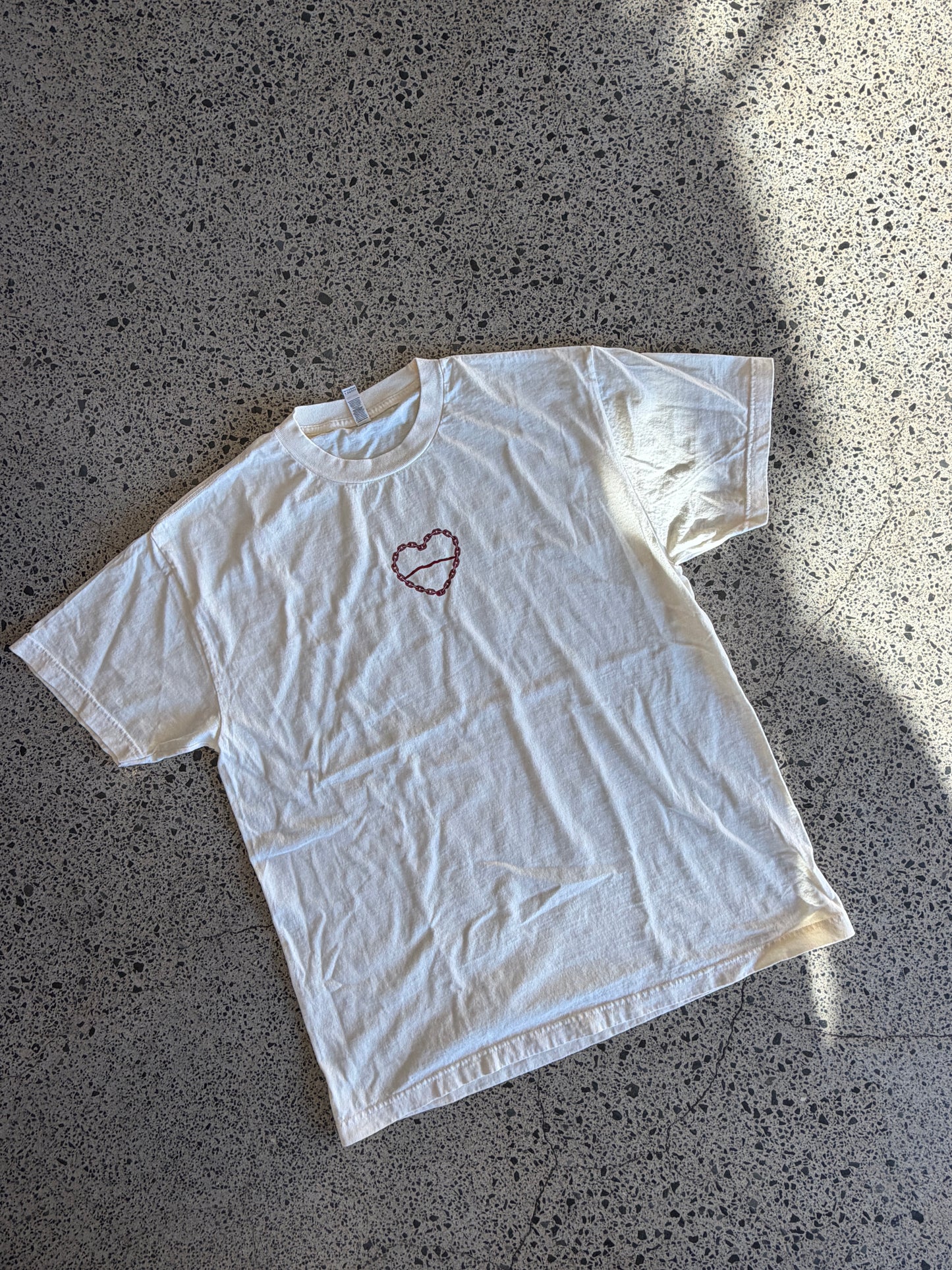 Karioi Tee - Vintage White/Burnt Red