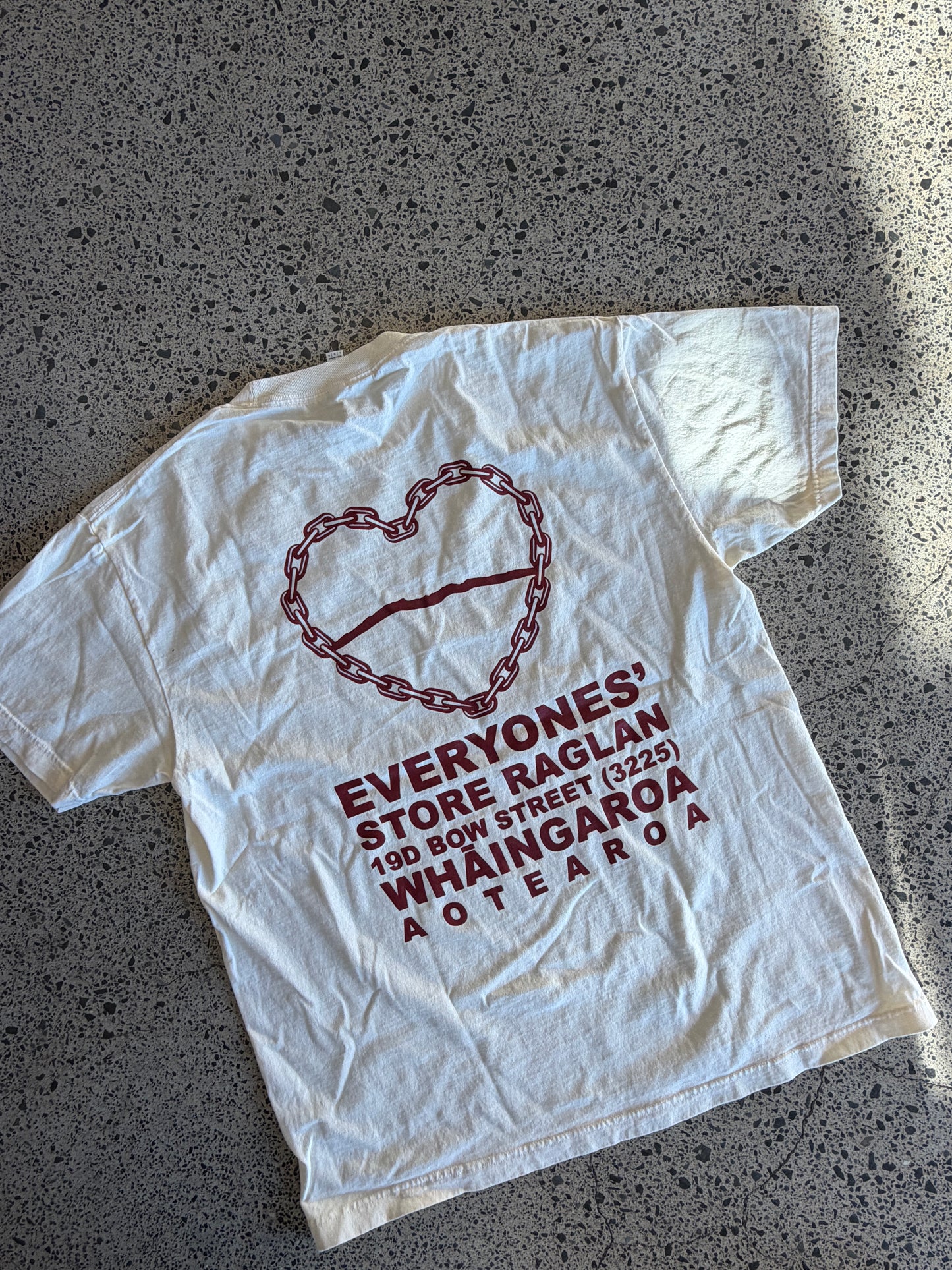 Karioi Tee - Vintage White/Burnt Red